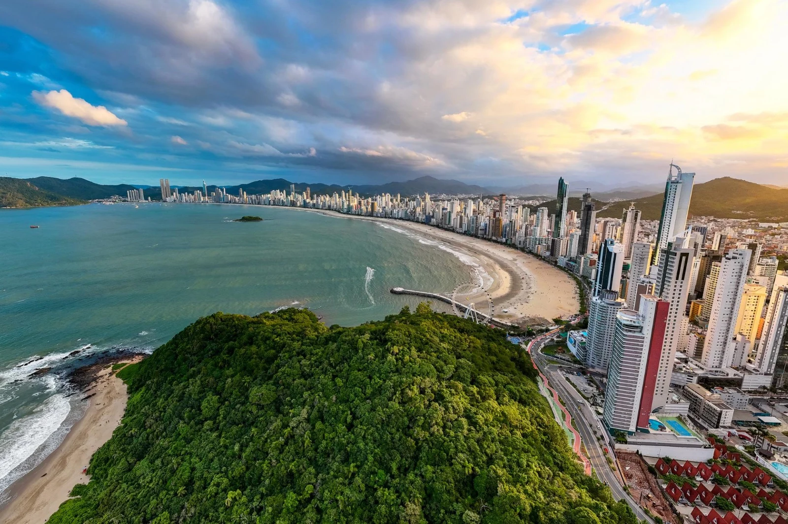 Fotografia aérea original da orla de Balneário Camboriú ao entardecer