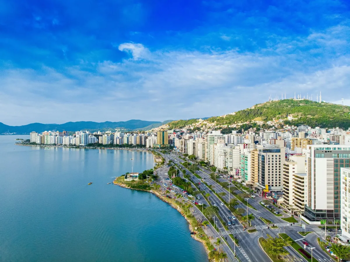 Paisagem urbana à beira-mar